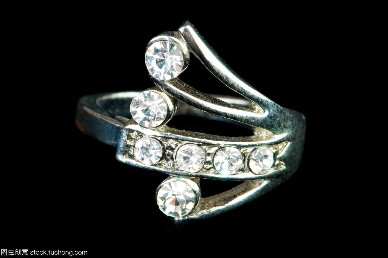 圈,飾物,戒指,鉑金,珍貴,發光,發亮,白金,純銀,銀,石頭,白,白銀,配景,配件,零件,皎白,白色,布景,秀麗,麗人,背景,俏麗,美,摳像,黃銅,黃銅制品,裝點,美麗,鉆石,金,裝飾,金色,風尚,時尚,黃金,孤立單獨的,流行,孤單,胸針,單獨孤立,金黃,黑,黑色,切,孤立,瓊漿,細軟,奢侈品,玄色,豪華,貴重物品,葡萄酒釀造,寶石,豪侈,首飾,金屬,奢侈,華侈,垂飾,珠寶,奢靡,侈靡