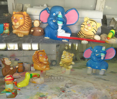 玻璃鋼卡通門(mén)頭雕塑形象可愛(ài)裝飾汕尾大廈